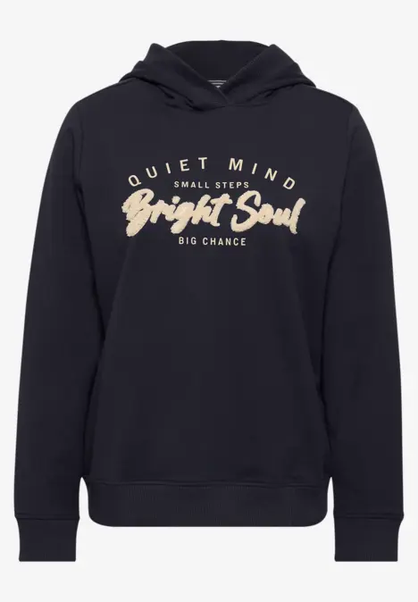 Dunkelblauer Kapuzenpullover mit weißem Schriftzug 'Quiet Mind Small Steps Bright Soul Big Chance'.