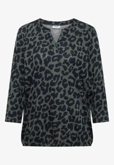 Grüner, locker geschnittener Pullover mit schwarzem Leopardenmuster und V-Ausschnitt.