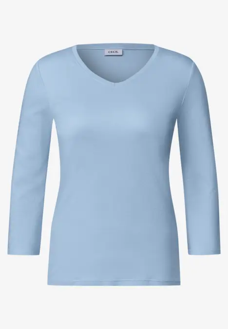 Helles blaues Shirt mit V-Ausschnitt und 3/4-Ärmeln aus weichem Material.