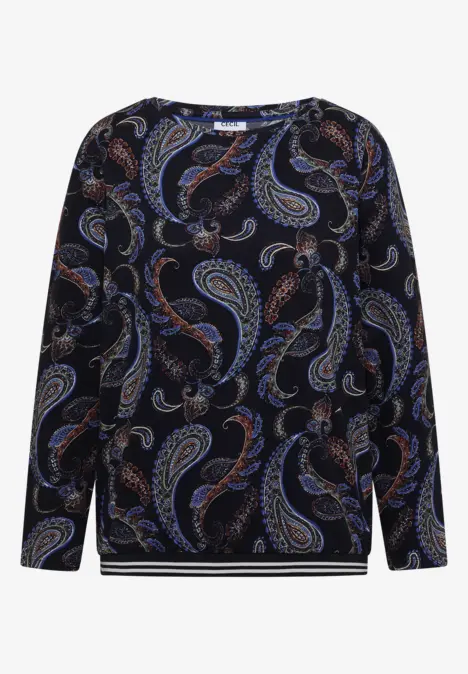Damenbluse mit Rundhalsausschnitt, langen Ärmeln und buntem Paisley-Muster in Blau und Orange auf dunklem Grund.