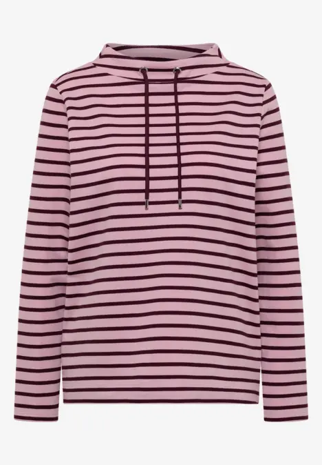 Un sweat à capuche rose à rayures horizontales noires.