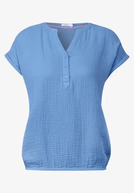Hellblaue Damenbluse mit kurzen Ärmeln und Knopfleiste.