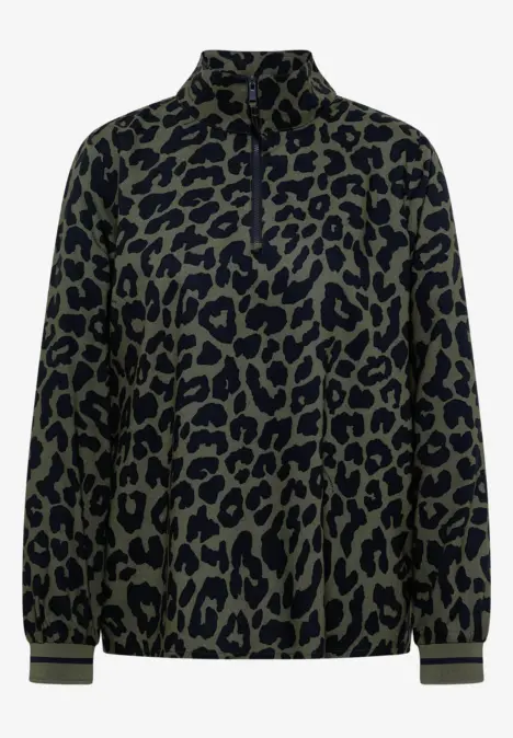 Pull olive à demi-fermeture éclair et motif léopard noir.