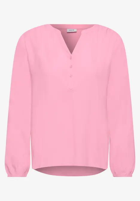 Blouse légère rose à col en V et patte de boutonnage partielle, manches longues et coupe décontractée.