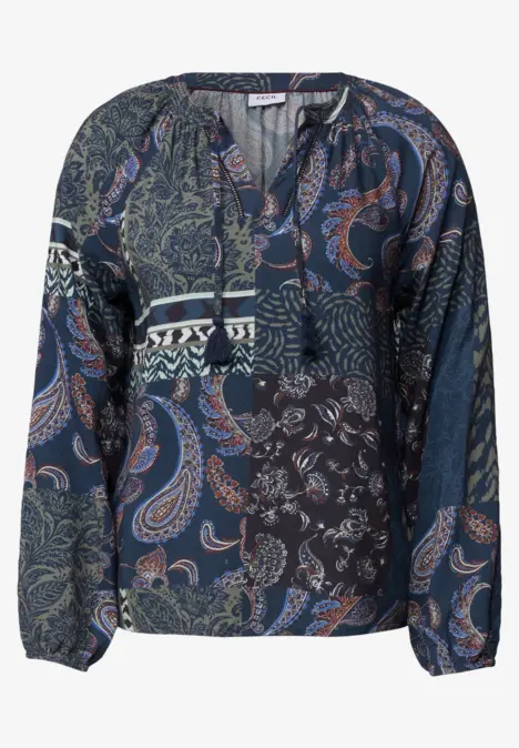 Damenbluse mit langem Arm und Patchwork-Paisley-Muster in Blau, Dunkelgrün und Orange.