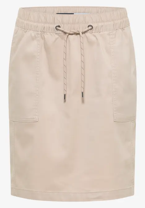 Jupe courte beige avec taille élastique, cordon de serrage et poches plaquées.