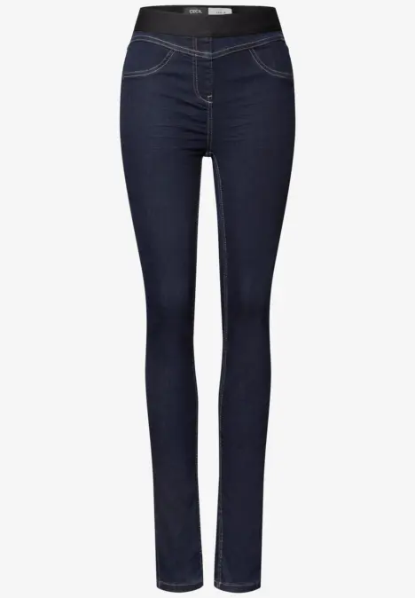 Jean skinny bleu foncé, coupe ajustée, classique, avec poches traditionnelles.