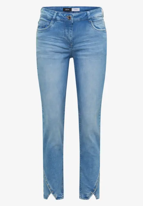 Jean slim bleu clair avec petites fentes en V au niveau des chevilles.