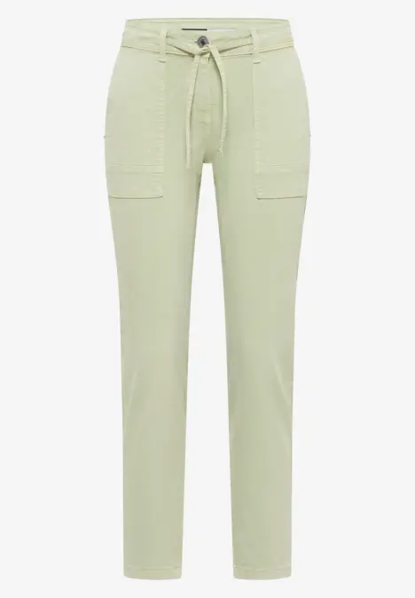 Helle, gerade geschnittene Stoffhose mit hohem Bund, aufgesetzten Taschen und Gürtel in Salbeigrün.