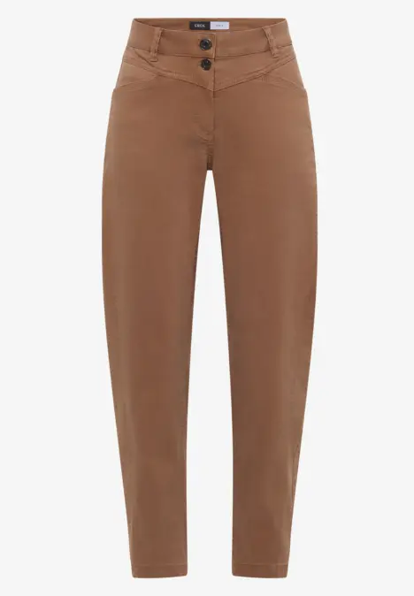Pantalon femme marron taille haute à deux boutons et coupe fuselée.
