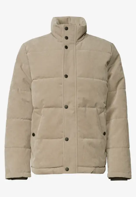 Beige Steppjacke mit hohem Kragen und Knopfverschluss, geradiger Schnitt und seitlichen Taschen.