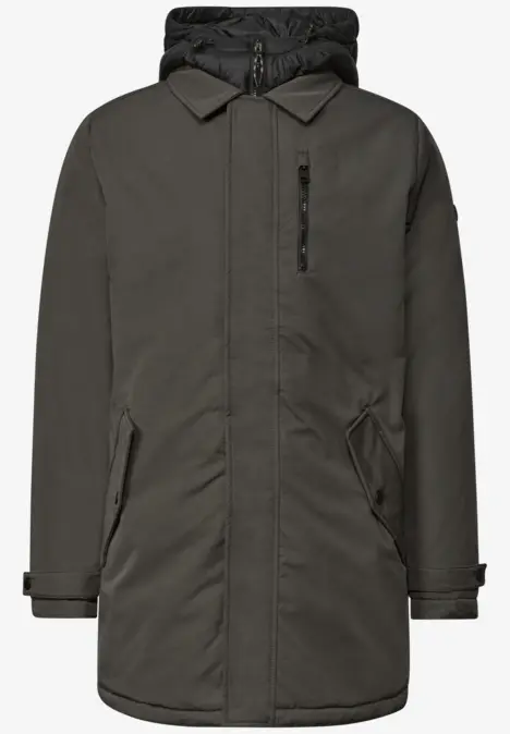 Ein dunkelgrüner, mittellanger Parka mit Steppfutter, Kapuze, verdecktem Frontreißverschluss und Taschen.