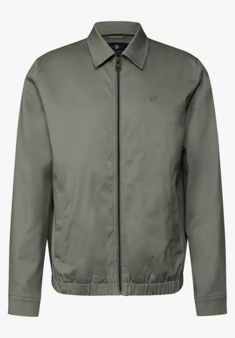 Olivgrüne Herrenjacke mit durchgehendem Reißverschluss, klassischem Hemdkragen und elastischem Saum.