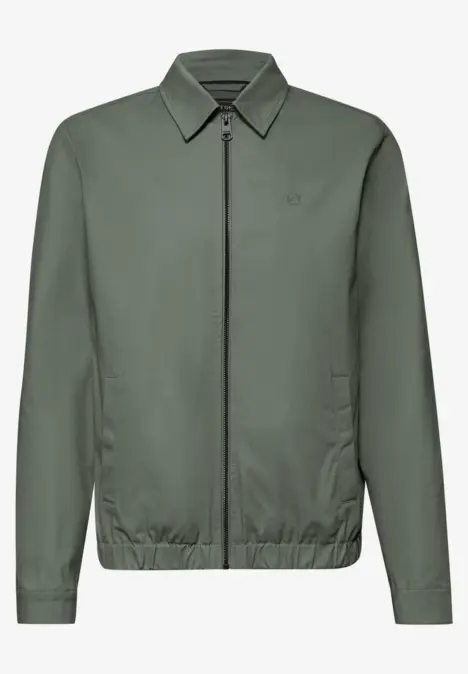 Kurze olivgrüne Herren-Übergangsjacke mit Reißverschluss, Kragen und seitlichen Eingrifftaschen.