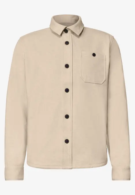 Beiger Overshirt mit langen Ärmeln, Brusttasche und schwarzen Knöpfen.