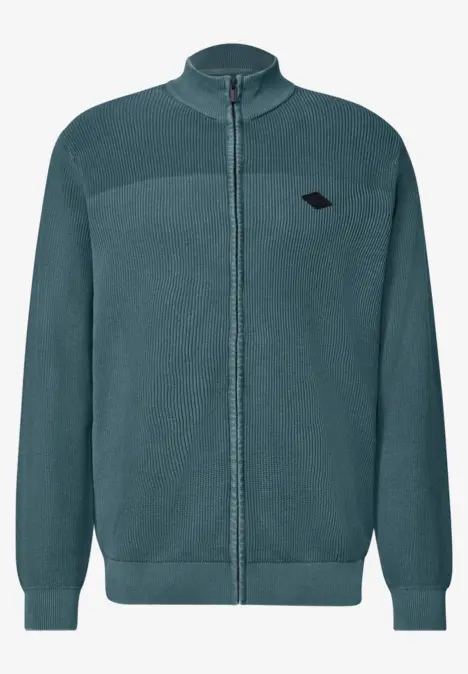 Grüner Fleece-Zipper mit Stehkragen und Rippbündchen, dezentes Logo auf der Brust.