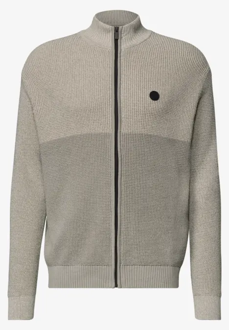 Graue-beige Strickjacke mit durchgehendem Reißverschluss und Stehkragen.
