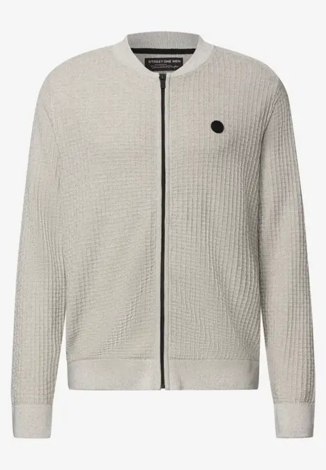 Léger cardigan zippé en maille gaufrée gris clair, avec petit logo noir sur la poitrine.
