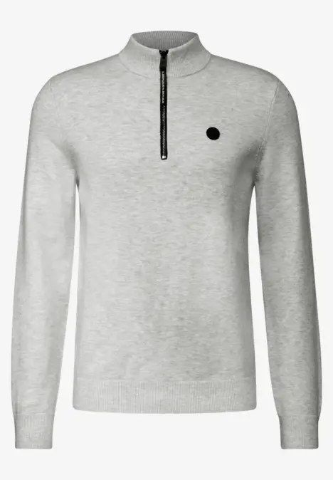 Grauer Pullover mit Reißverschluss am Kragen und schwarzem Punkt auf der Brust.