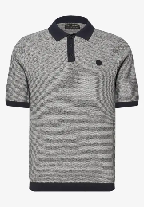Polo à manches courtes gris avec col noir, poignets sombres et petit logo rond sur la poitrine.