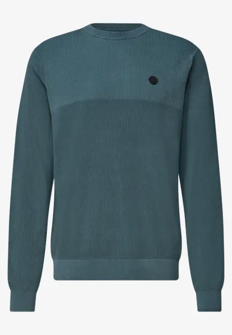Schlichter, tealfarbener Pullover mit Rundhalsausschnitt, quer verlaufendem Einsatz und kleinem schwarzen Logo.