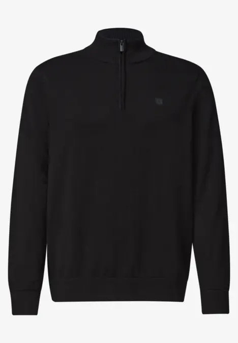 Schlichter schwarzer Pullover mit Stehkragen, halbem Reißverschluss und Rippbündchen.