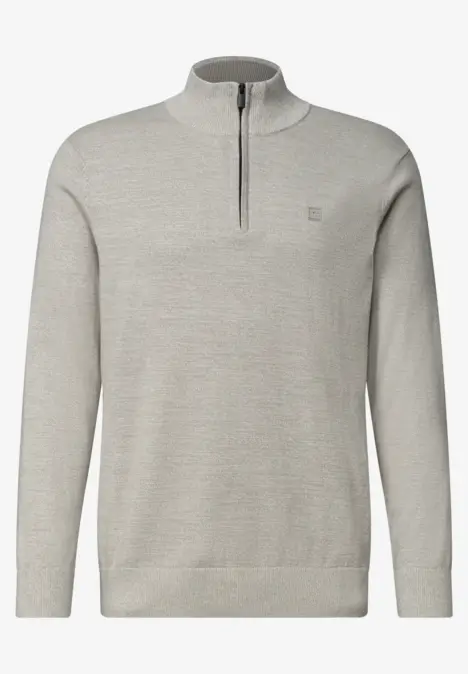Hellgrauer Herrenpullover mit Stehkragen und halbem Reißverschluss.
