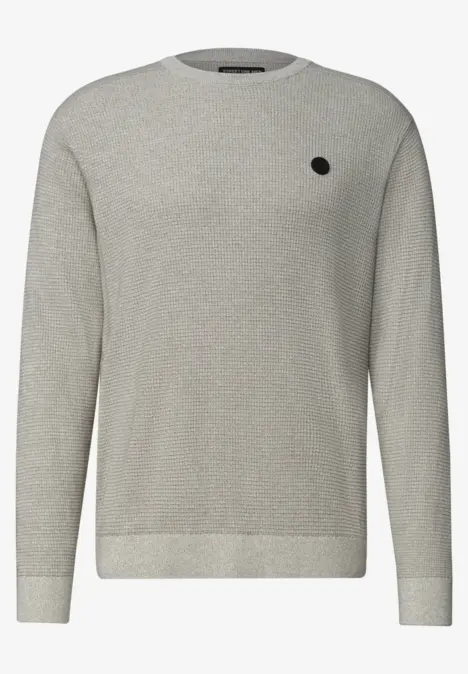 Grauer Pullover mit rundem Halsausschnitt und kleinem, schwarzem Logo-Aufnäher.