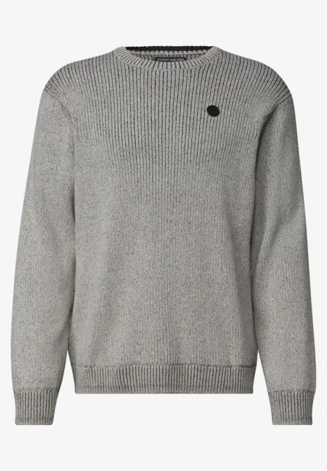 Hellgrauer, grob gestrickter Pullover mit Rundhalsausschnitt und geripptem Saum.