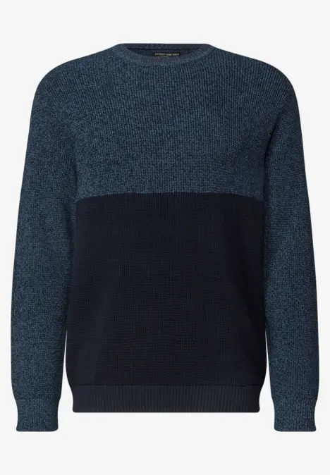 Dunkelblauer, strukturierter Pullover mit Rundhalsausschnitt und Farbblock-Design in Navy und Marineblau.