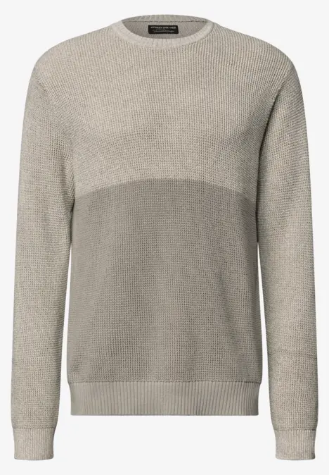 Beiger, zweifarbiger Strickpullover mit Rundhalsausschnitt und gerippten Bündchen.