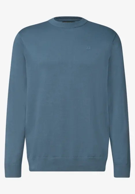Ein schlichter, langärmeliger Pullover in gedämpftem Blauton mit Rundhalsausschnitt.