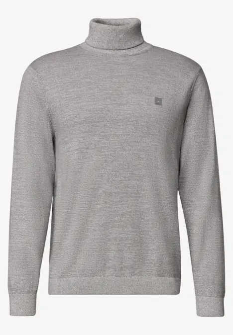 Grauer, schlichter Strickpullover mit Rollkragen und kleinem Logo auf der Brust.