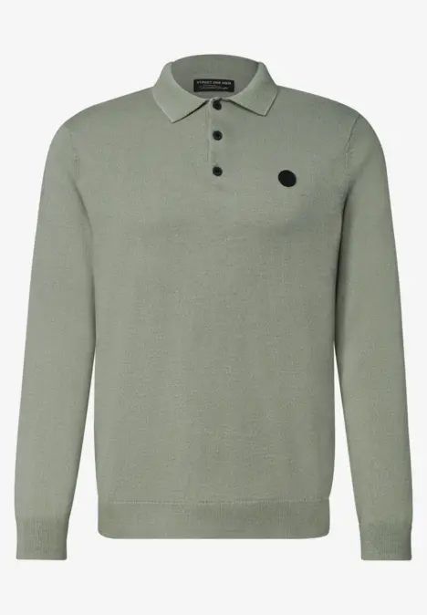 Grüner, melierter Polokragen-Pullover mit langen Ärmeln, Knopfleiste und kleinem Logo-Patch.