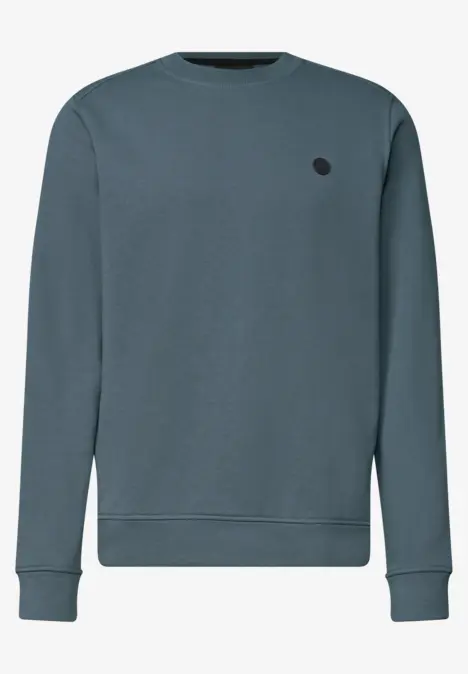 Ein schlichtes, graublaues Sweatshirt mit Rundhalsausschnitt, langen Ärmeln und kleinem Logopatch.