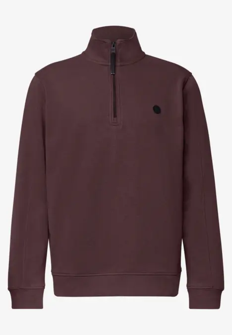 Dunkelroter Pullover mit halbem Reißverschluss und Logo auf der Brust