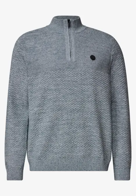 Grauer Strickpullover mit halbem Reißverschluss, Stehkragen und feiner Struktur.
