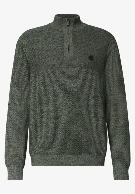 Grauer Strickpullover mit verstecktem Reißverschluss bis zur Brust, Rippstrickbündchen und kleinem Logo.