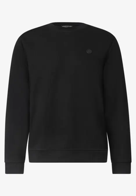 Sweat-shirt noir à col rond simple avec petit logo discret sur la poitrine.