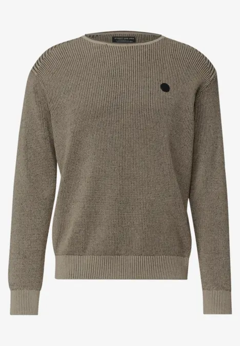 Pull gris en maille à col rond avec petit logo sur la poitrine.