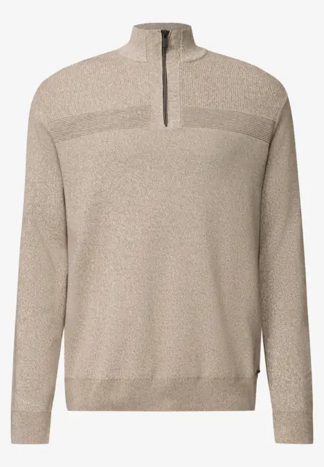 Beige gebreide trui met opstaande kraag en korte rits, lange mouwen en fijne structuur.