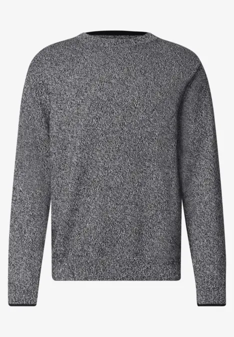 Pull gris en maille à col rond.