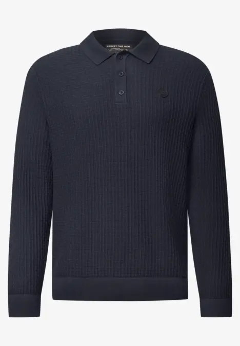 Pull en maille bleu marine à manches longues avec col polo et patte de boutonnage.