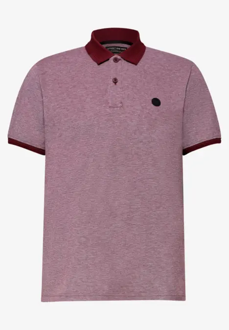 Ein hellrosa meliertes Polohemd mit dunkelrotem Kragen, Knopfleiste und kleinem schwarzem Logo auf der Brust.