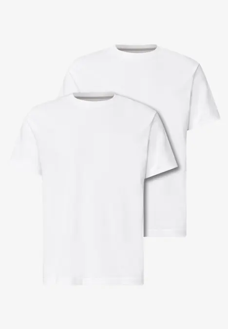 Deux t-shirts blancs simples légèrement décalés sur fond blanc.