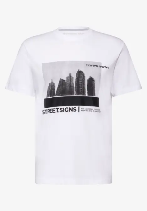 Weißes Shirt mit Skyline-Print, Text und Koordinaten.