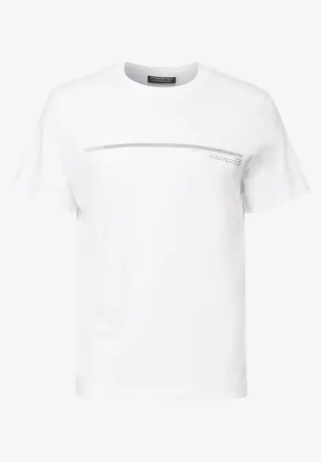 Weißes T-Shirt mit dezentem, grauem Streifendetail auf der Brust.