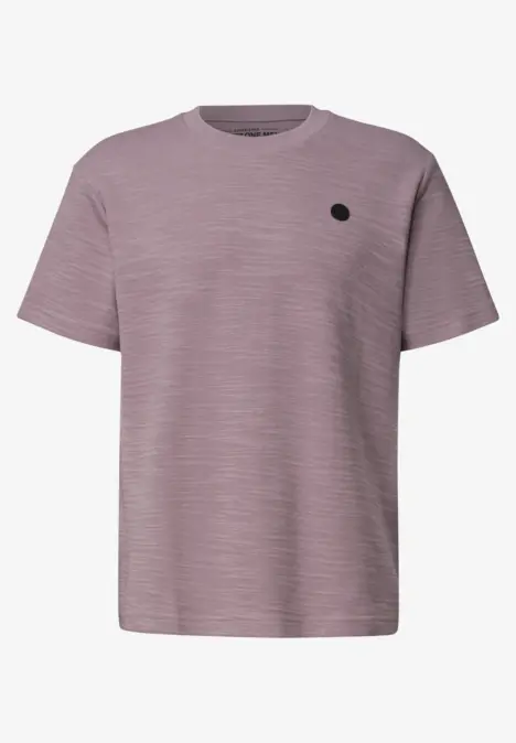 Rosa-lila meliertes Kurzarmshirt mit Rundhalsausschnitt und kleinem schwarzen Emblem auf der Brust.
