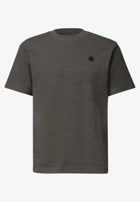 Schlichtes dunkelgraues T-Shirt mit feiner Struktur und kleinem Logo auf der Brust.