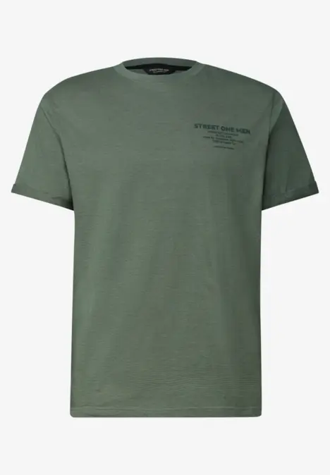 Olivgrünes T-Shirt mit kurzem Schnitt und dezentem Schriftzug auf der linken Brustseite.